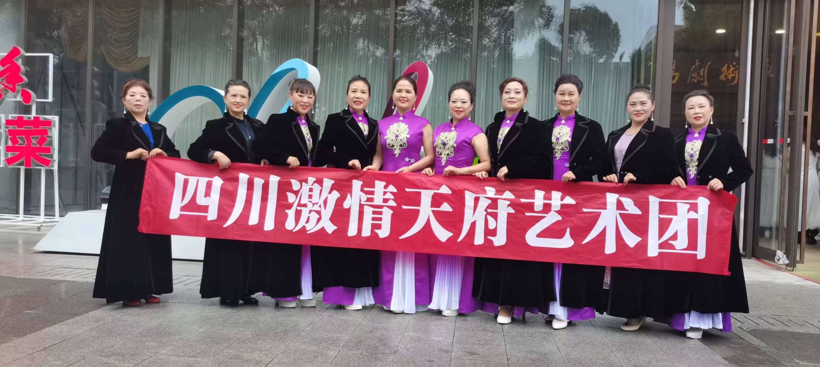 主持人阿伟讲道::"激情天府,为爱绽放;激情天府,圆梦舞台.