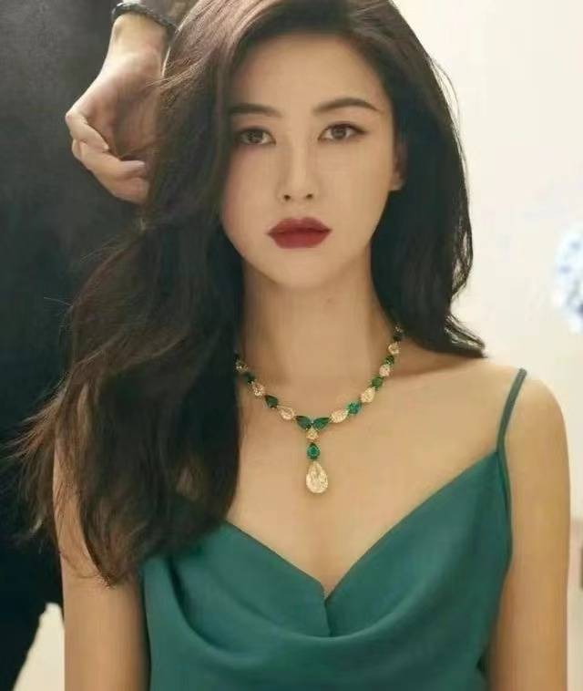 朱珠,连续8年上榜"全球最美面孔"_控制情绪_漂亮_女性