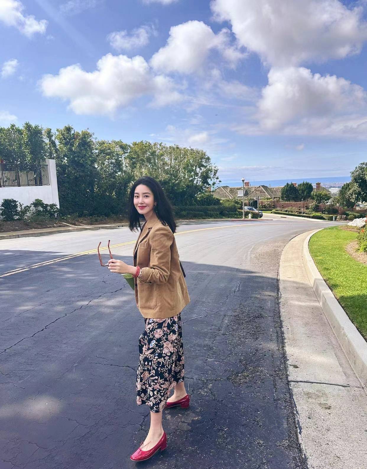 杨采钰度假风情惊艳曝光,慵懒随性演绎海滨画卷,美景美人让人陶醉!