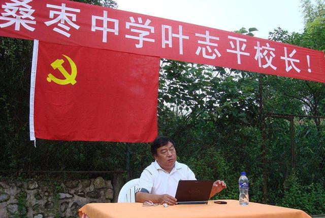 原创2008年,那位让2300多名师生在地震中逃生的校长,后来如何了