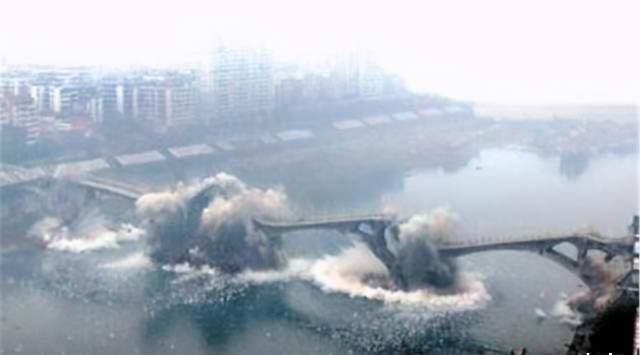 这就导致大桥建成后并没有那么美观,很多居民也都对沱江大桥进行了