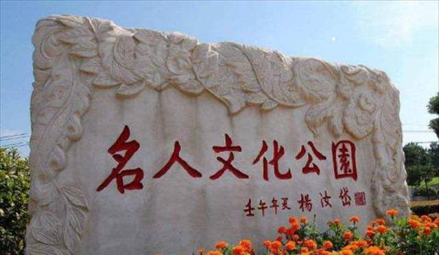 姚贝娜墓地:鲜花环绕祭拜者络绎不绝,少女铜像让人心