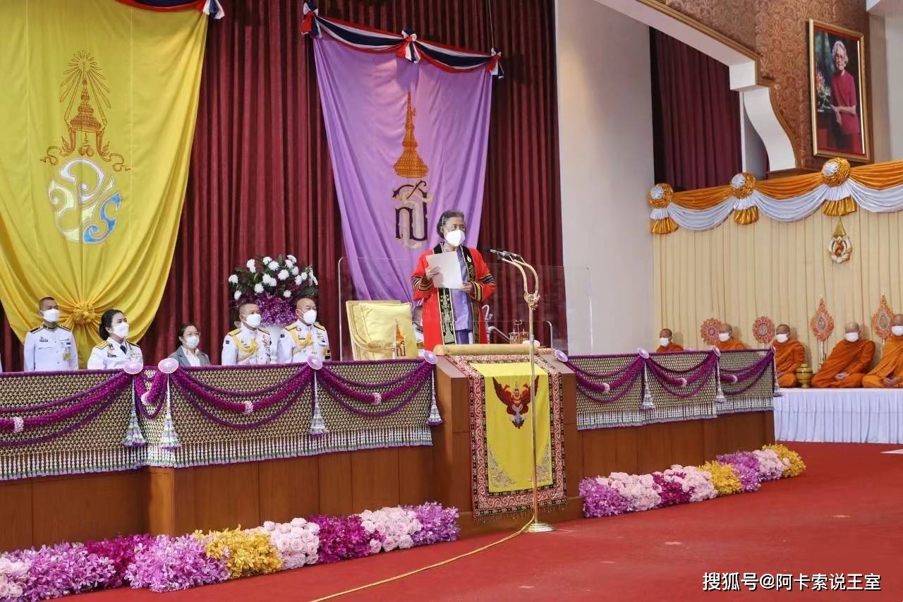 去年的时候,这所皇太后学院的学位颁奖仪式由枢密院院长颁发,今年