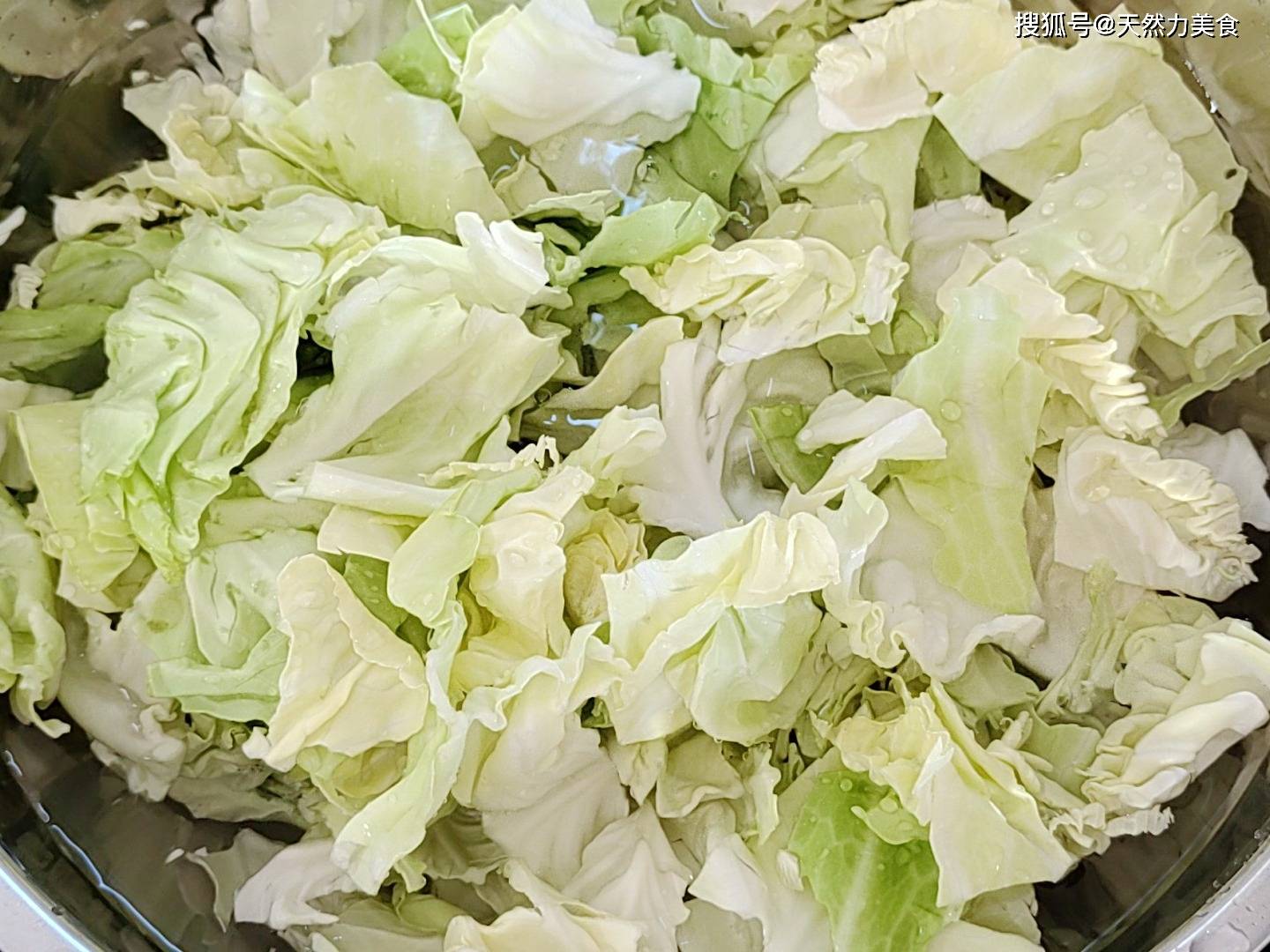 用包菜来炒荷包蛋,脆嫩鲜香,饭可以多吃一碗,太好吃啦_小米_口感_备用