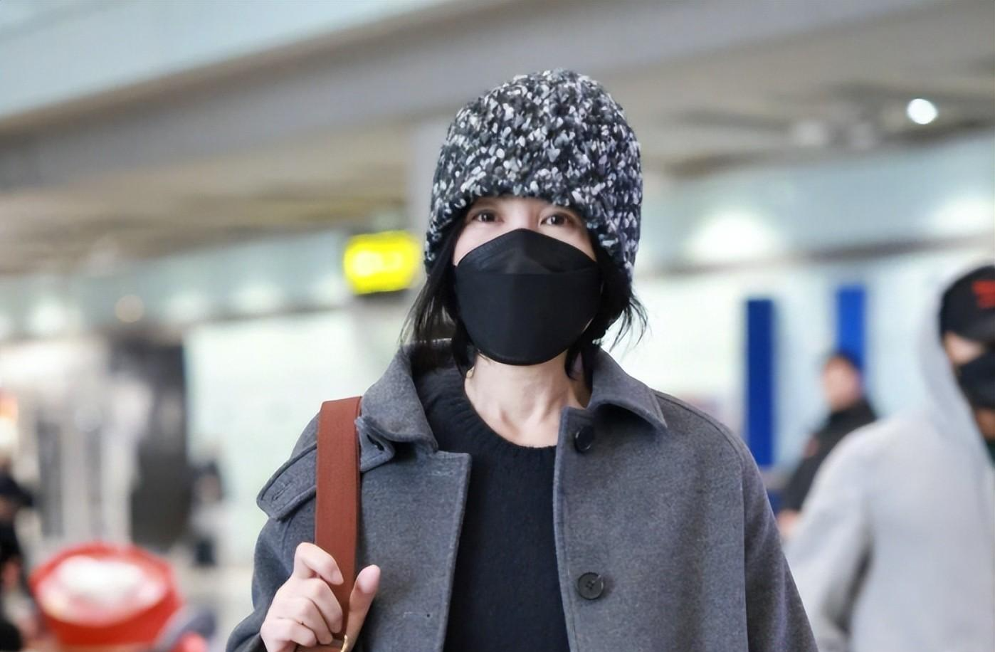 机场现身的王菲,优雅从容55岁,谢霆锋真有眼光!