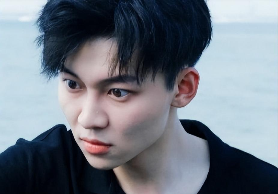 原来他们是亲父子,看似八竿子打不着,但长相骗不了人_刘怡潼_廖凡