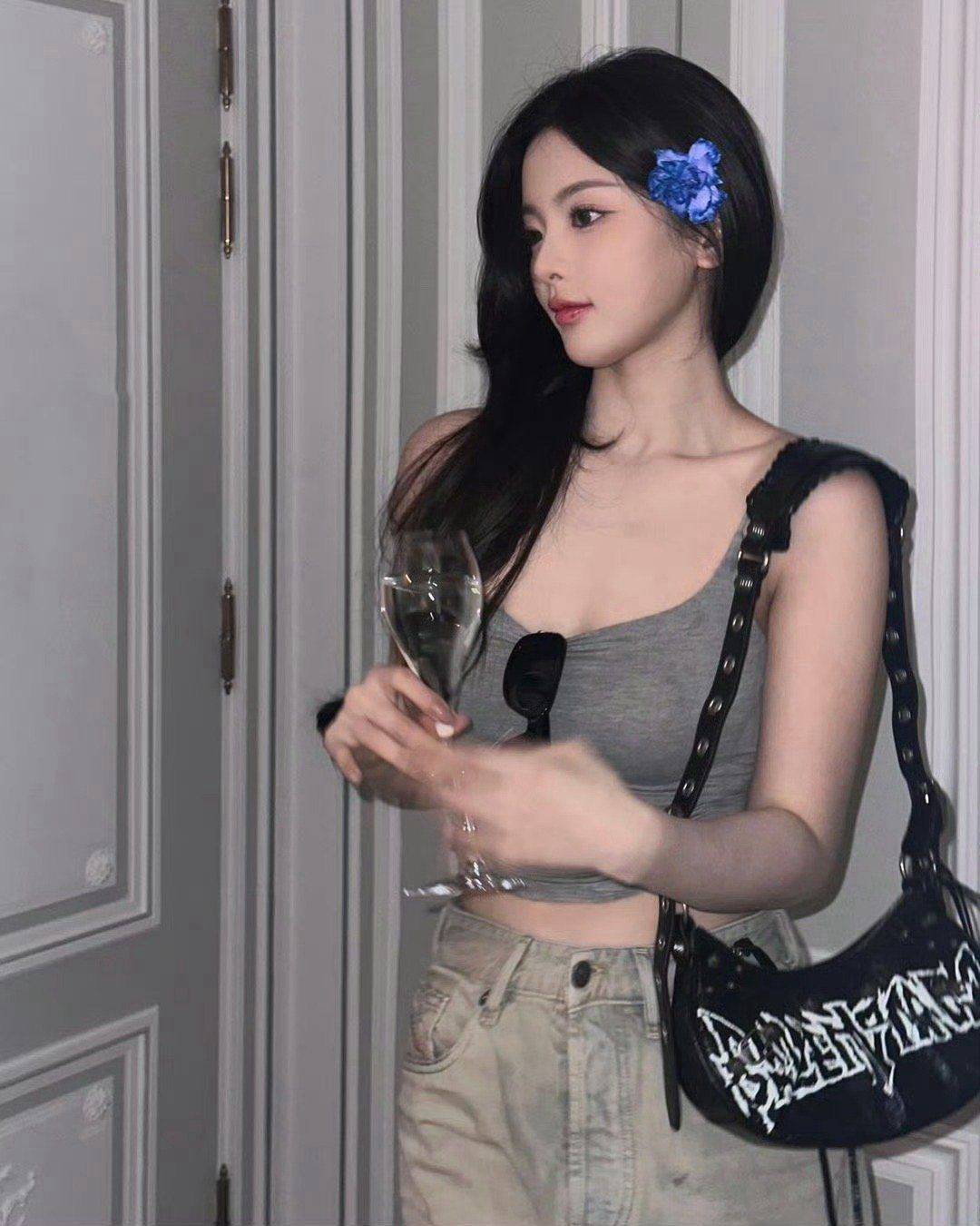 杨超越这身材真是狠狠爱了!紧身吊带 牛仔裤,柔美的曲线性感满分