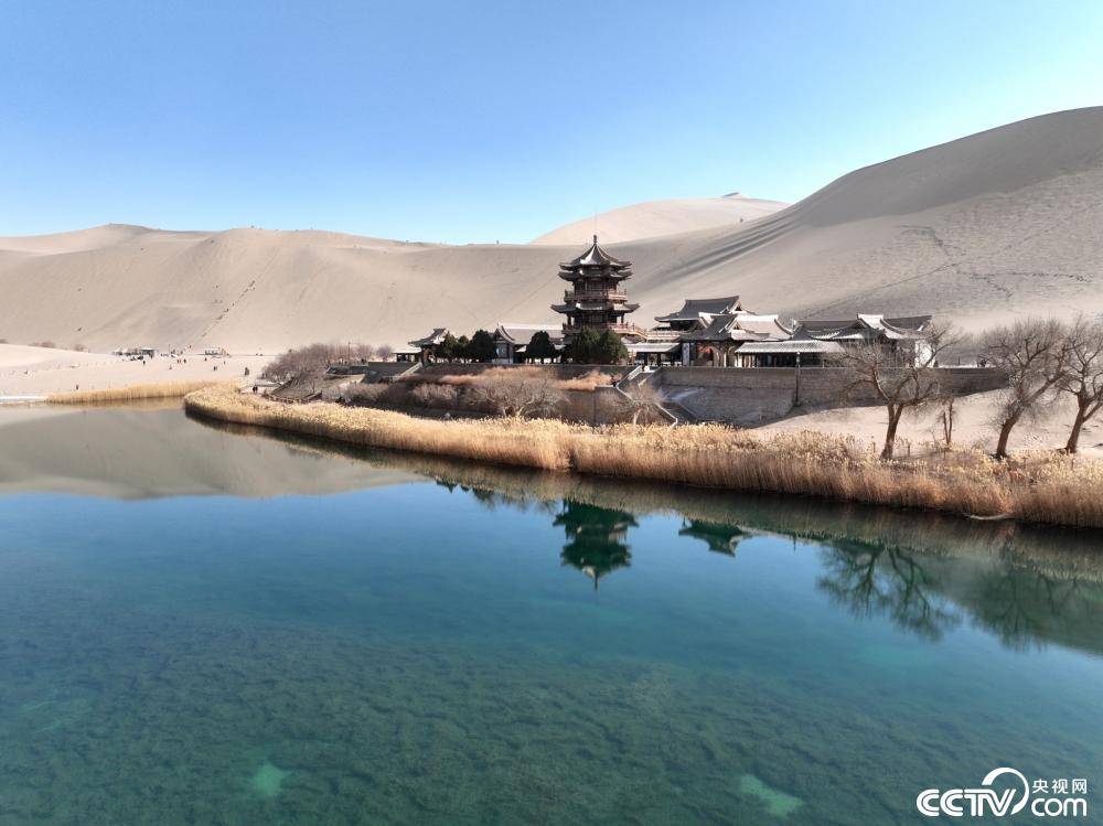甘肃敦煌:月牙泉冰消泉开 碧波荡漾-搜狐大视野-搜狐新闻