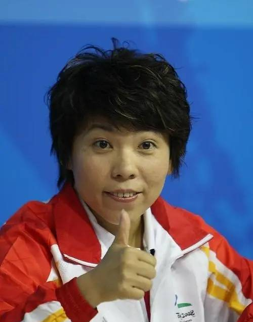 邓亚萍的家庭生活并非一帆风顺,她曾是体育界的巨星,如今却是一个普通