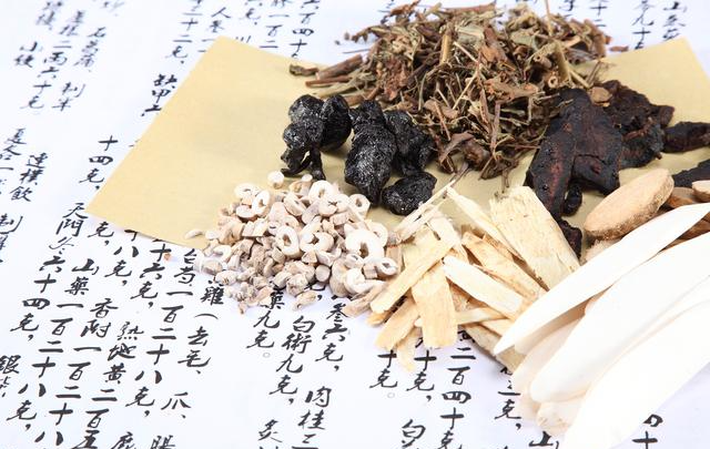 原创黄芪泡水喝会上火吗本文辟谣加用5种药材调理身体虚火