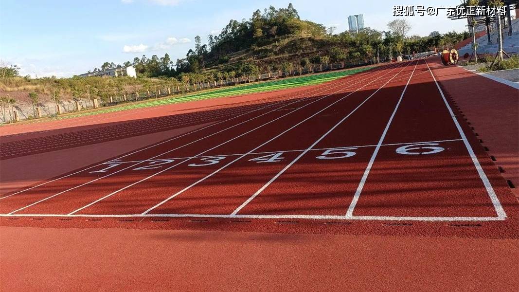混合型塑胶跑道主要由聚氨酯预聚体,混合聚醚,废轮胎橡胶,epdm橡胶粒