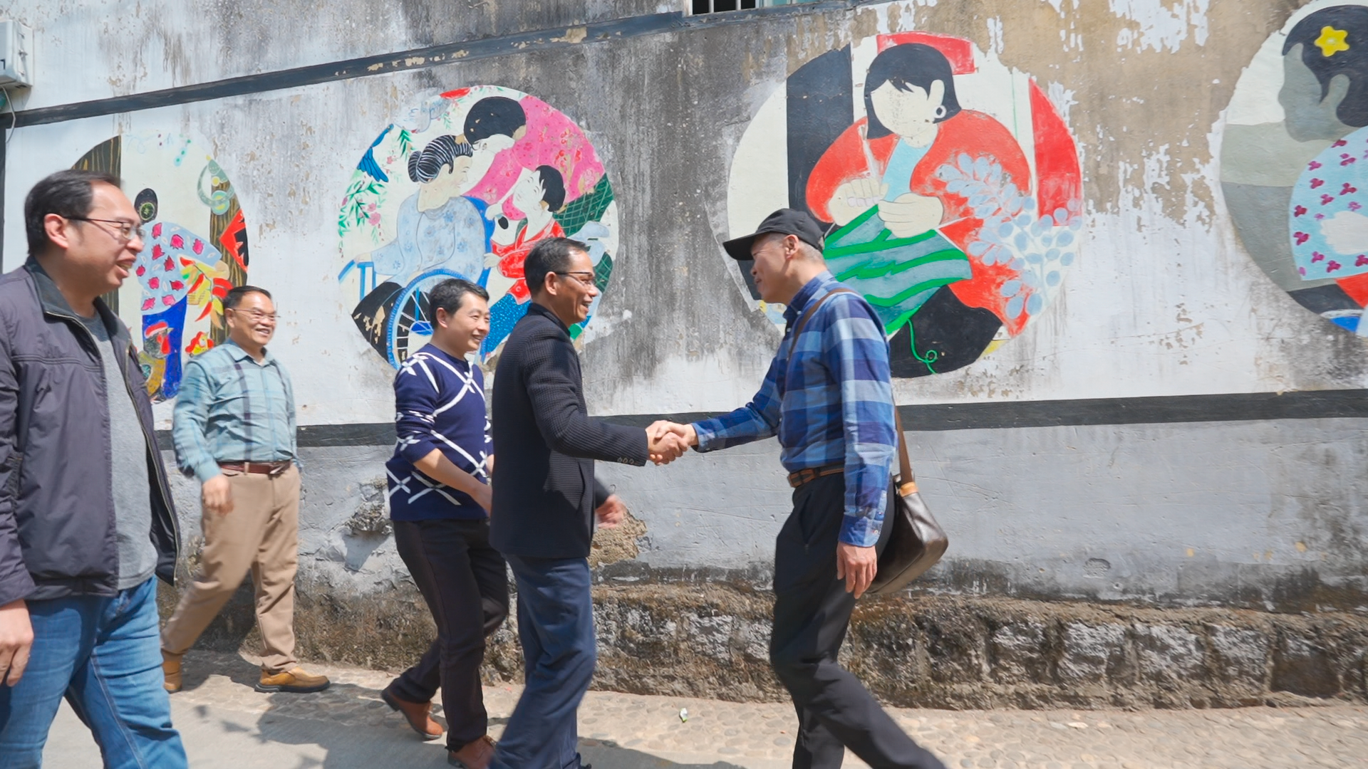 《一壶茶两岸情》的故事情节围绕一位台湾雾峰林家人回到祖籍地平和县