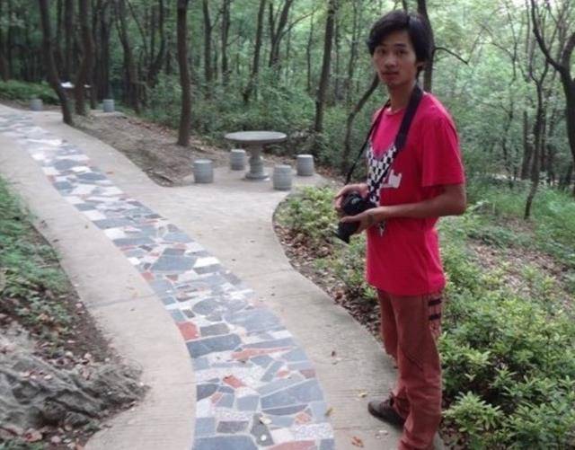 "说罢便毅然决然地逃离了事故现场,甚至连头也没有回.