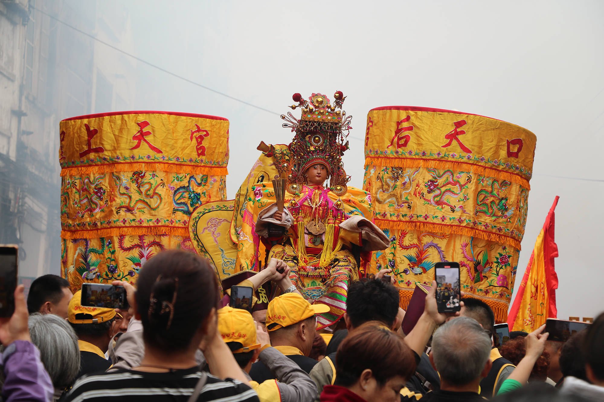 在《妈祖颂》悠扬的乐曲声中拉开帷幕.