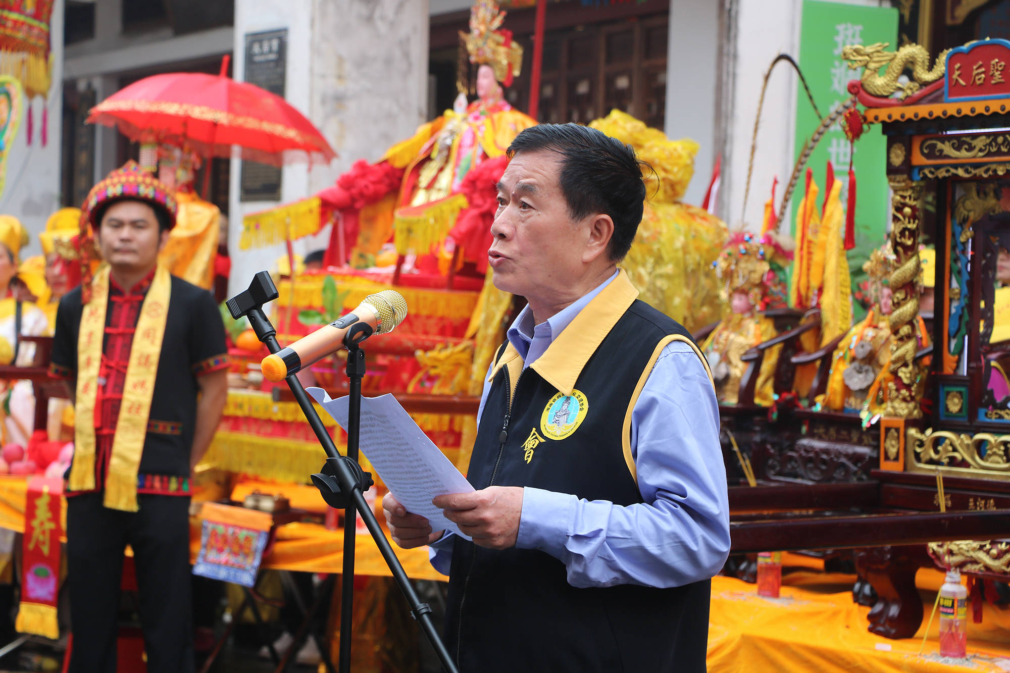 所到之处,市民闻讯出街,纷纷驻足围观,用手机,相机拍摄妈祖巡游盛况.