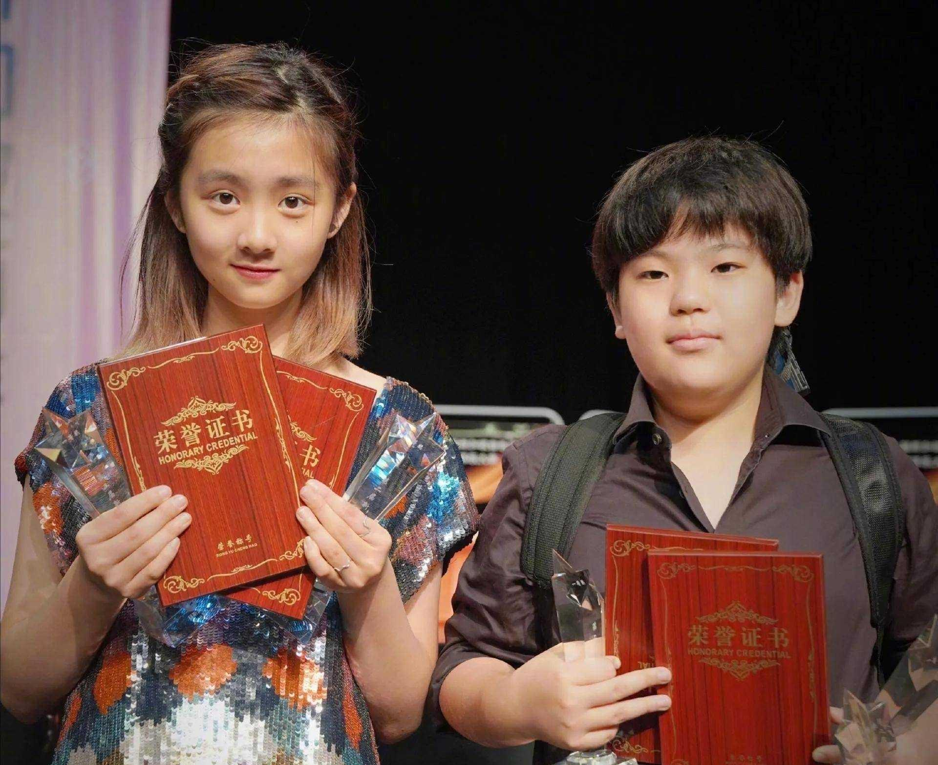 黄磊一家人的塌房算是把娱乐圈中美好人设的遮羞布揭开了