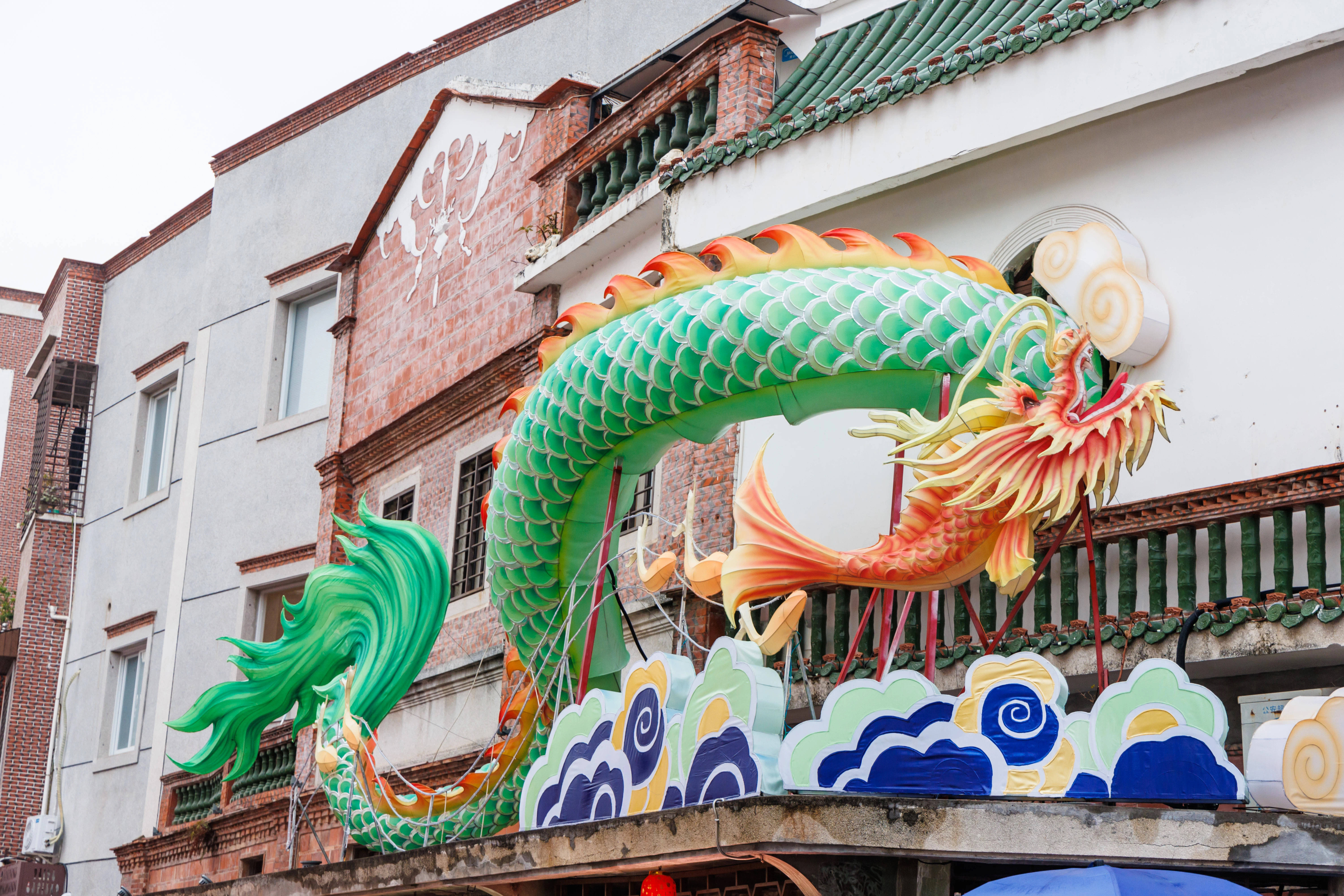 龙鲤鲤大青龙龙鲤鲤大青龙生肖艺术装置在中山路金鱼巷—泮宫口.