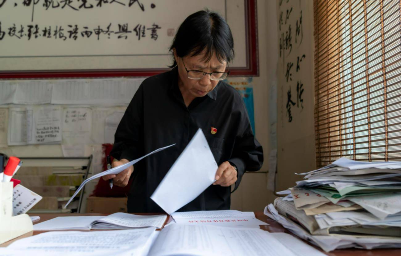 原创时代楷模张桂梅大山里的擎灯者燃烧的是生命照亮的也是生命