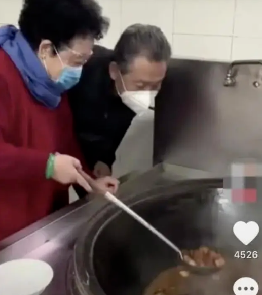 原创女首富陈丽华下厨为唐僧老公做饭两人恩爱34年无