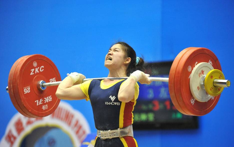 运动员们需要掌握正确的呼吸方法,姿势调整和动作节奏,以确保在举重