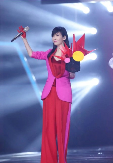 原创周慧敏身材真好56岁还能穿抹胸连衣裙而且还很洋气