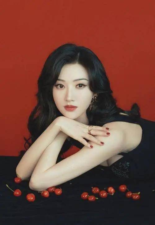 粉色运动装下的甜美时刻——景甜的灿烂笑容_生活_活力_脸颊