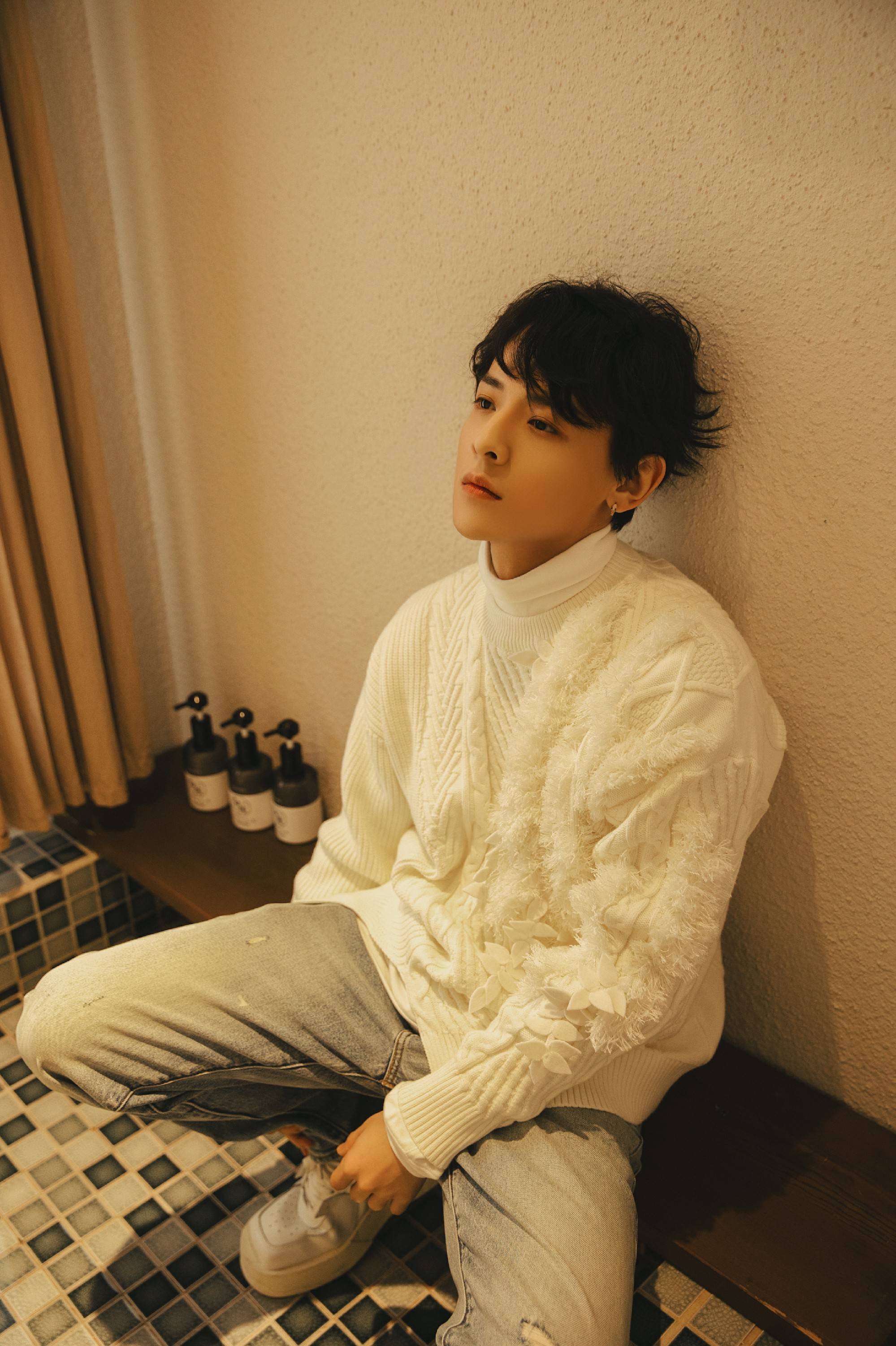 小兰花娱乐旗下演员白澍春日慵懒风写真释出尽现邻家大男孩气质