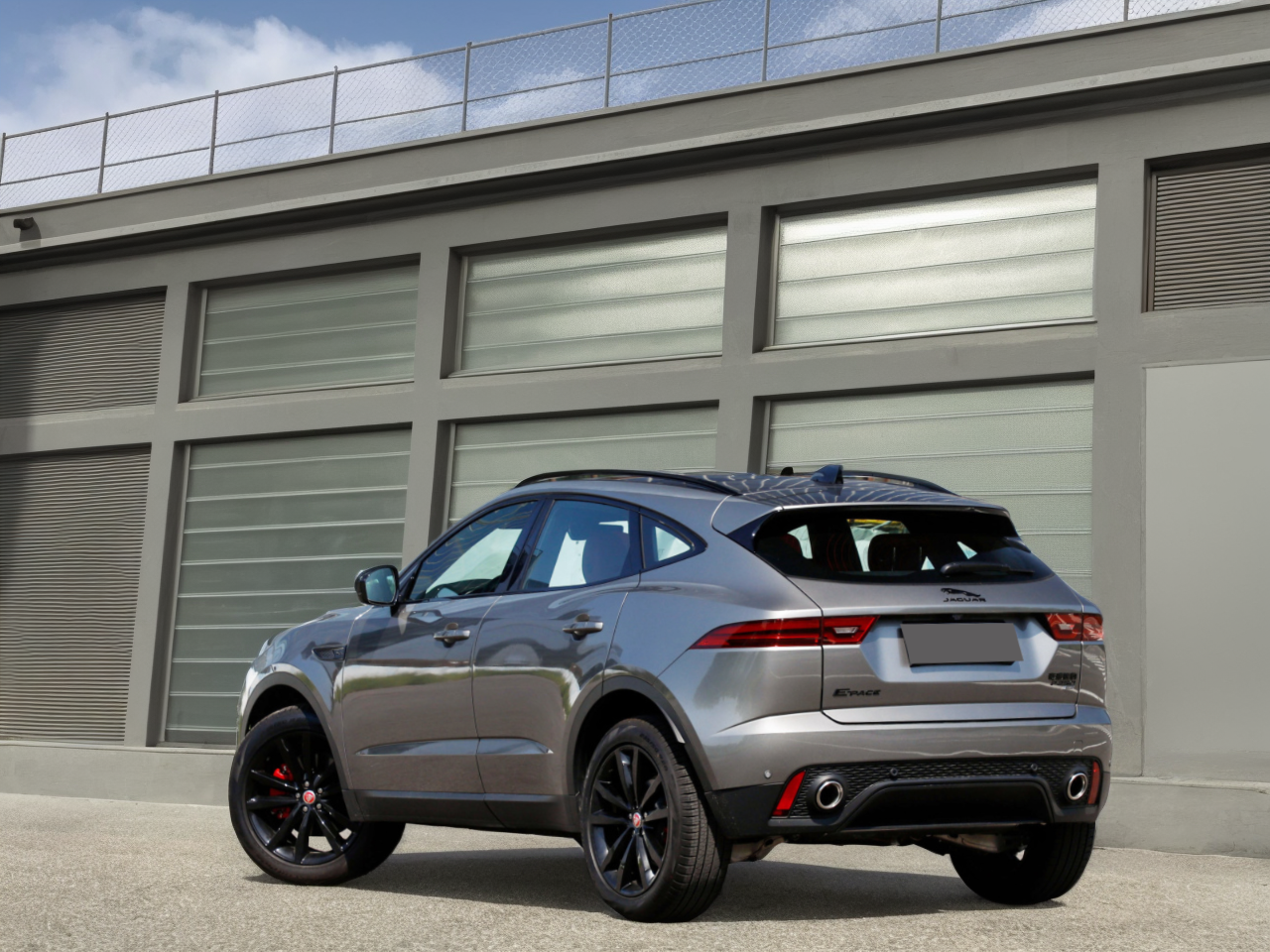 同时,现款捷豹e-pace拥有富士白,圣托里尼黑,玉龙雪山白,中国红和冰晶