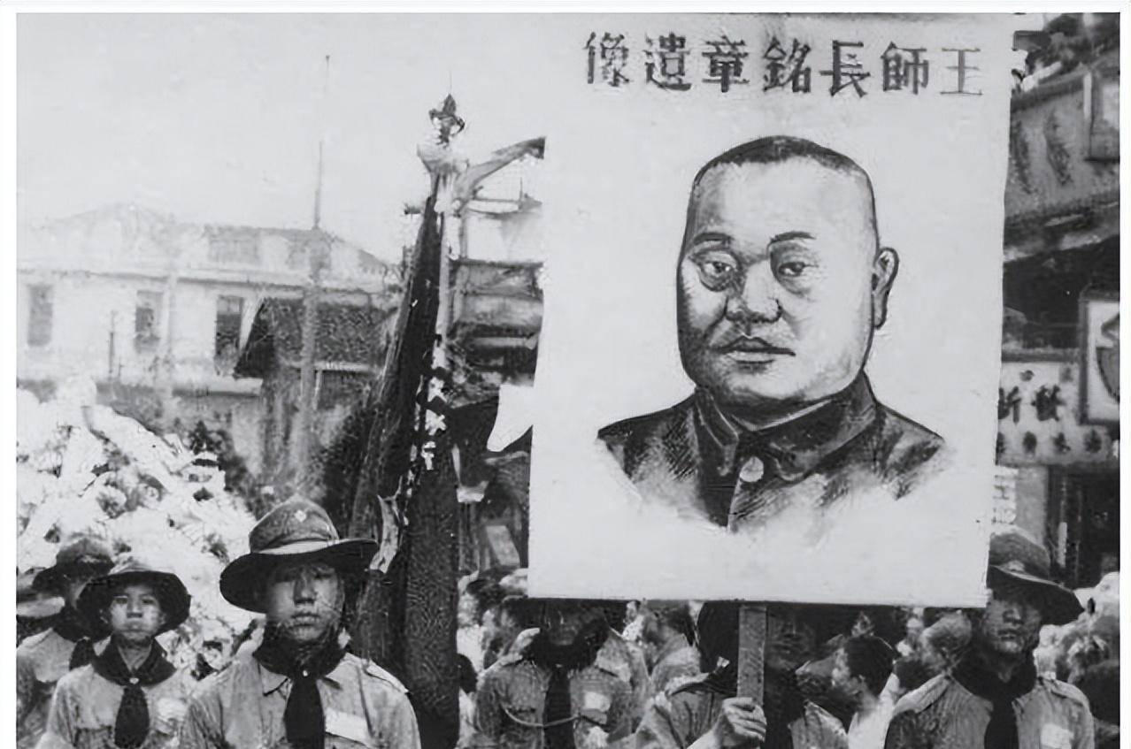 来到一烈士墓前,喃喃道:父亲,你可满意现在的生活_蒋介石_川军_白崇禧