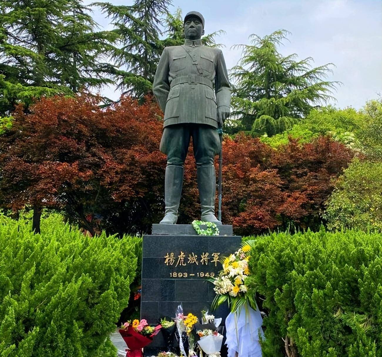 原创1949年杨虎城遗体挖掘的现场双手被反绑脸部被强酸腐蚀