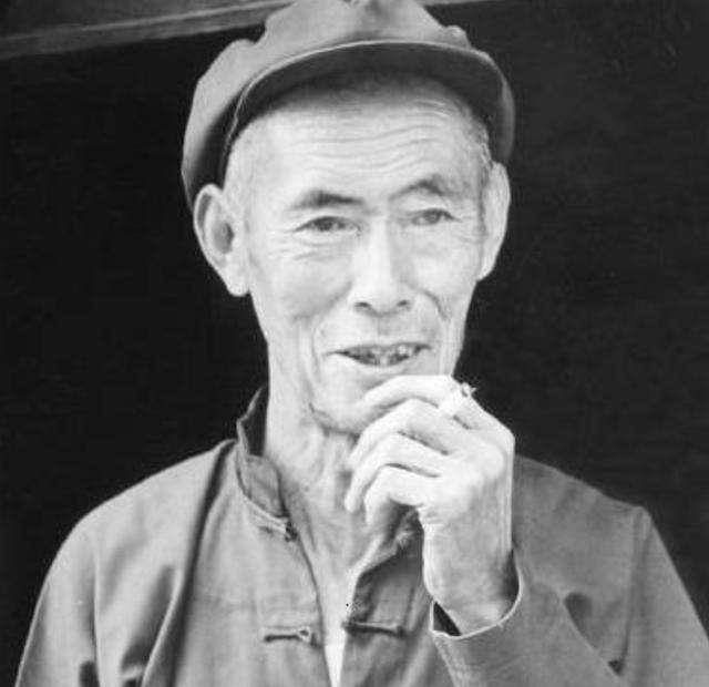 他是全国首届农业劳动模范,曾连任三届中央委员,后回到农村务农_王国