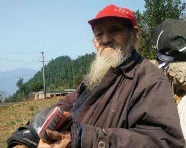 陈大权在邱少云,陈大权的身上,我们能看到很多人性闪光点,他们体现了