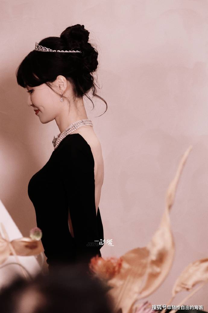 唐嫣出席上海蒂芙尼活动超美黑色露背长裙惊艳全场身材简直太棒啦
