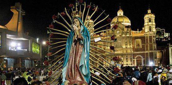 而圣母像的表面眼部比较低的,所以表面形成的水珠自上而下滑落的时候