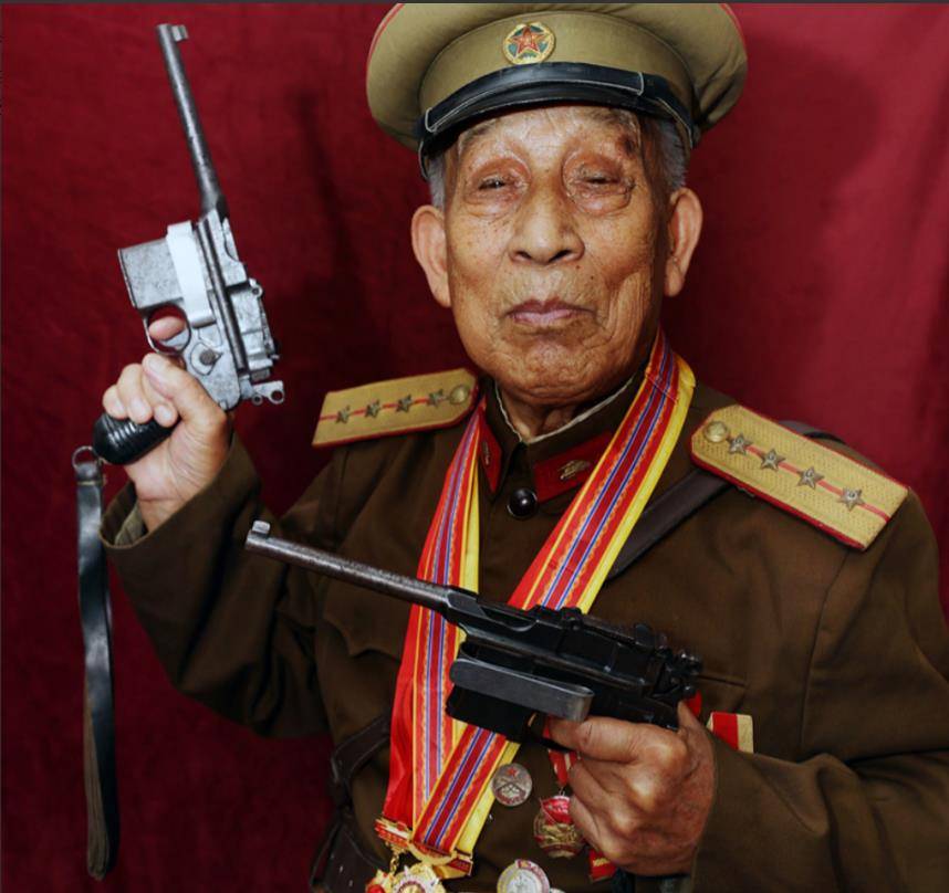 原创山东98岁老人持有枪支民警上门收缴老人拿出持枪证众人泪目