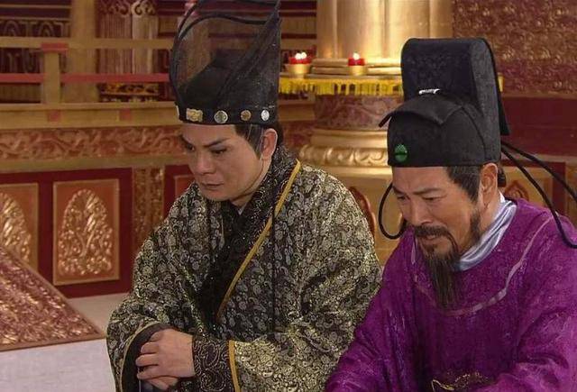 何氏生了个儿子叫刘辩,同时王美人生了个儿子叫刘协.