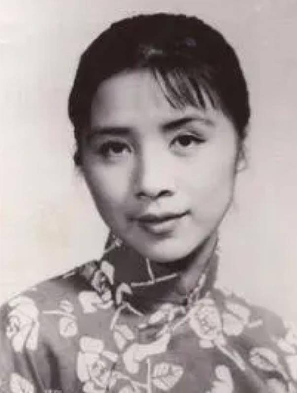 赵丹前妻因战乱无奈改嫁,将错就错被女儿怨憎,一场疾病母女和解_赵青