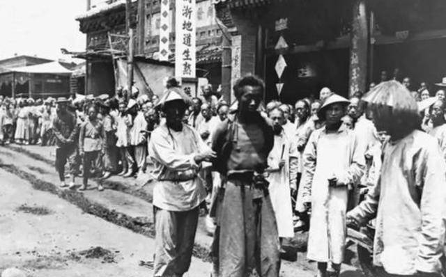 原创晚清刑场照片犯人被斩时大众表情麻木浸猪笼的女人神情冷漠