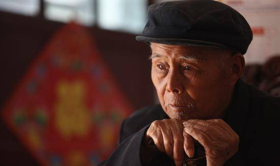 原创河南86岁老兵接受慰问墙上旧照片暴露隐藏身份他究竟是谁