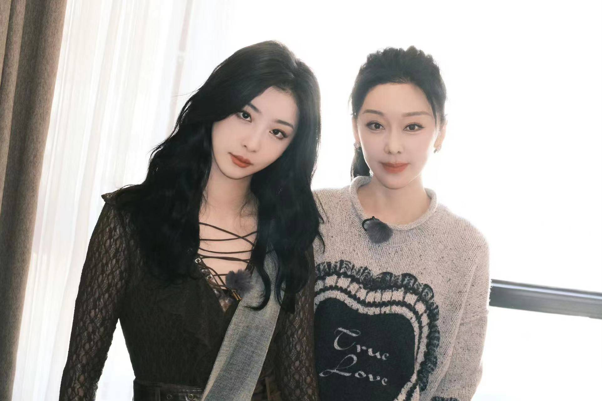 赵小棠与妈妈惊艳亮相新综艺《是女儿是妈妈》,母女同框似姐妹花引