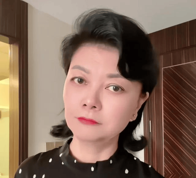 原创田静拍辟谣视频郭威岳母入镜熊磊卖筷子潘夫人和金果儿共情