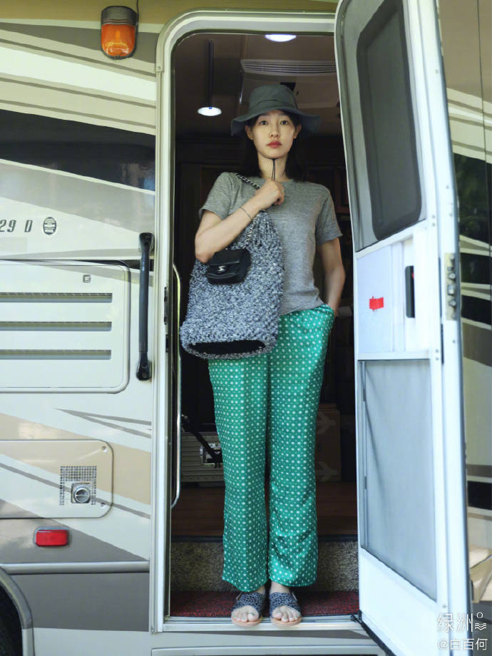 为什么白百何从不凹性感她靠在自己身上玩配色掌握了流量密码