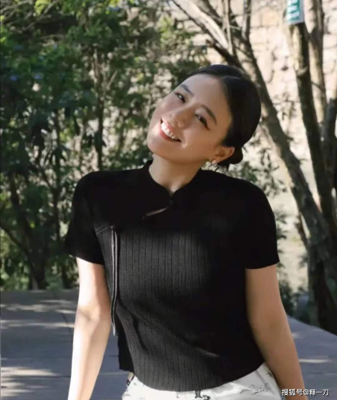 原创马思纯穿新中式水墨裙对镜头甜笑超治愈