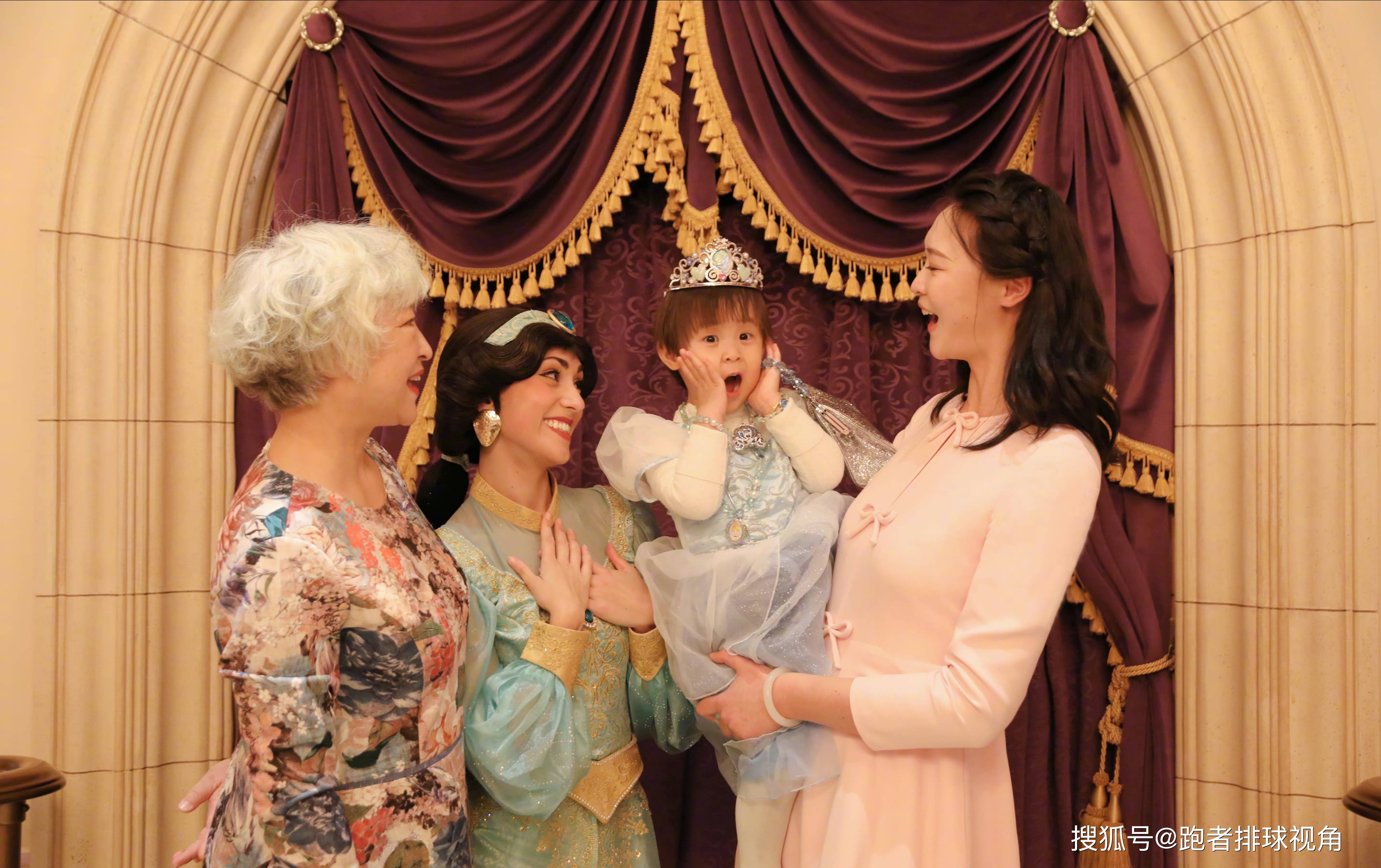 原创太美了惠若琪一家三代同框女儿古灵精怪母亲一头白发