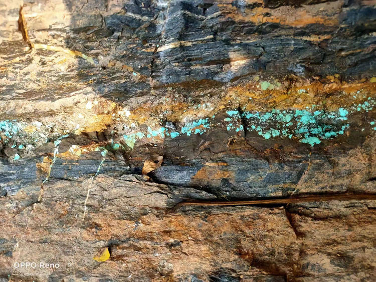 绿松石在地下的样子:很多人没见过