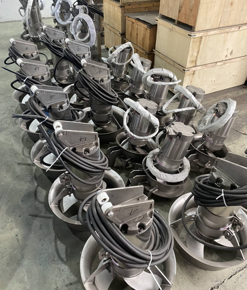 将潜水搅拌机利用起吊装置吊出,平稳放置于支架上,使油室旋塞朝下,在