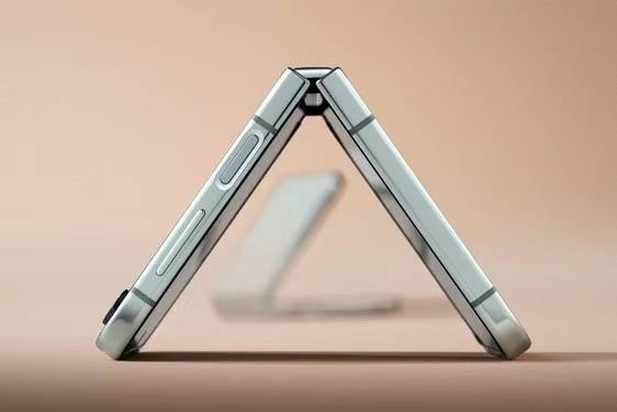 持续创新铰链技术三星galaxyzflip5引领折叠屏新趋势