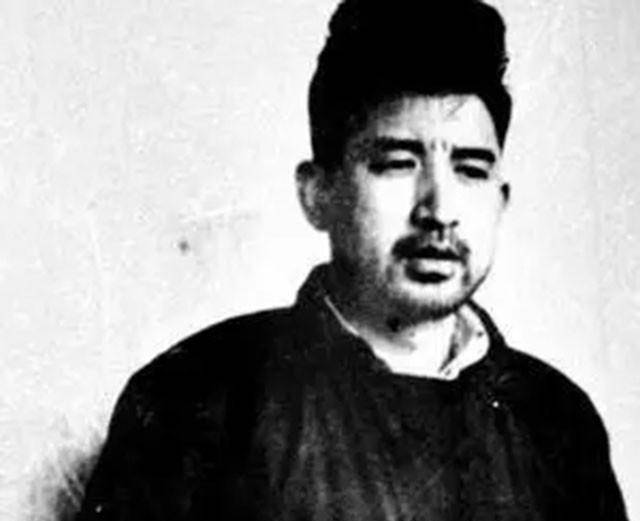 原创沈醉晚年坐公交遭遇行窃俩年轻小偷反被制服真是小偷遇上大偷