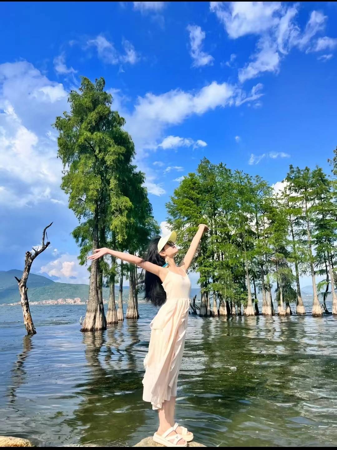 雨伞等补水用品:水乳,面膜等证件:sfz,驾驶证(备用),少量现金日常衣服