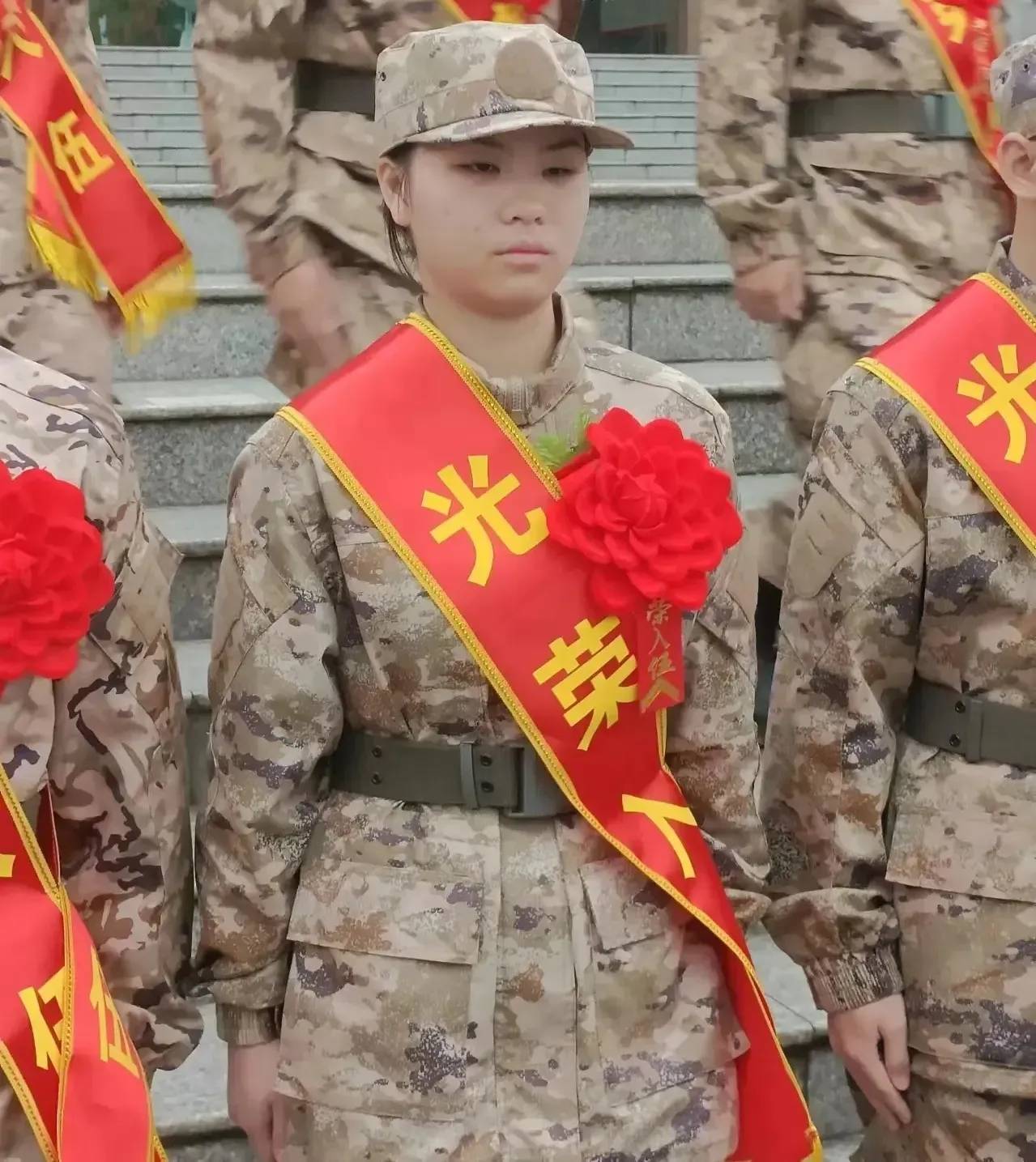 红色鲜花与披肩挂在胸前,展现出欣喜和坚毅